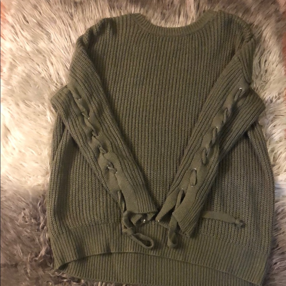 Olive green sweater. Size:LARGE